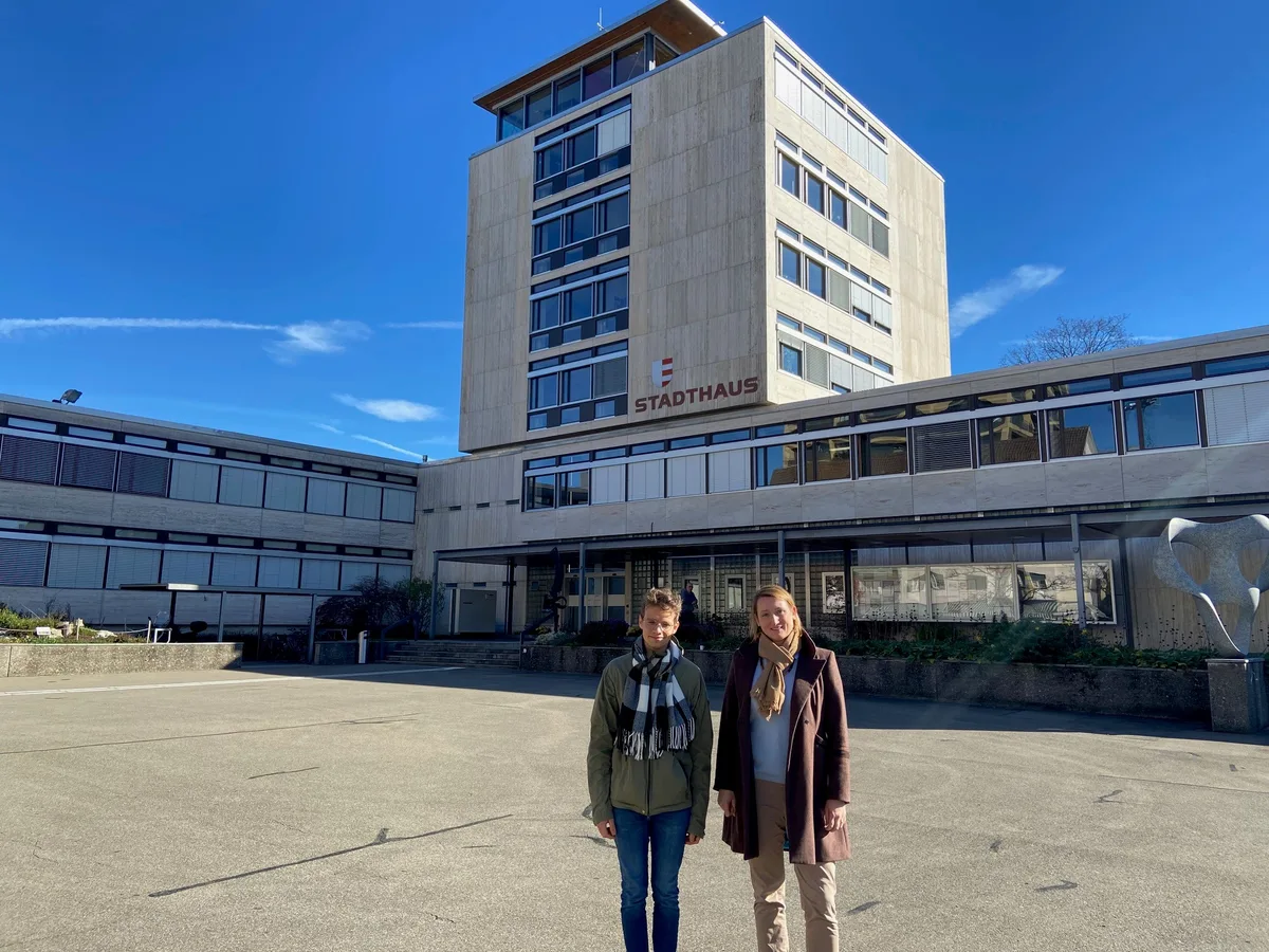 Vor dem und im Stadthaus: Vielleicht bald auch mit Jugendlichen? Aude Ratia und Lukas Adam stehen vor dem Stadthaus in Uster.